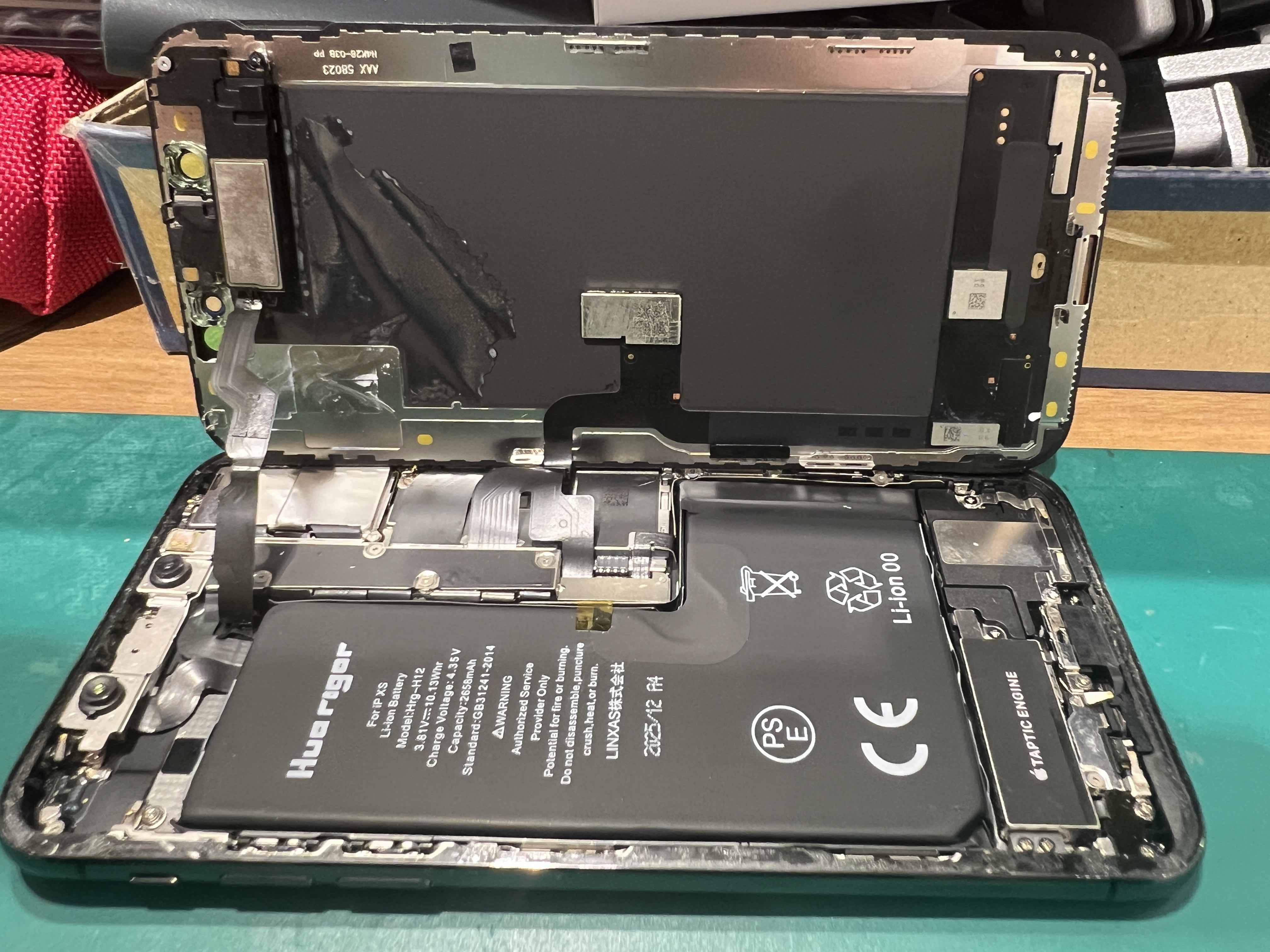 【四ツ谷よりご来店】iPhoneXSの画面交換修理依頼のハズが・・・！